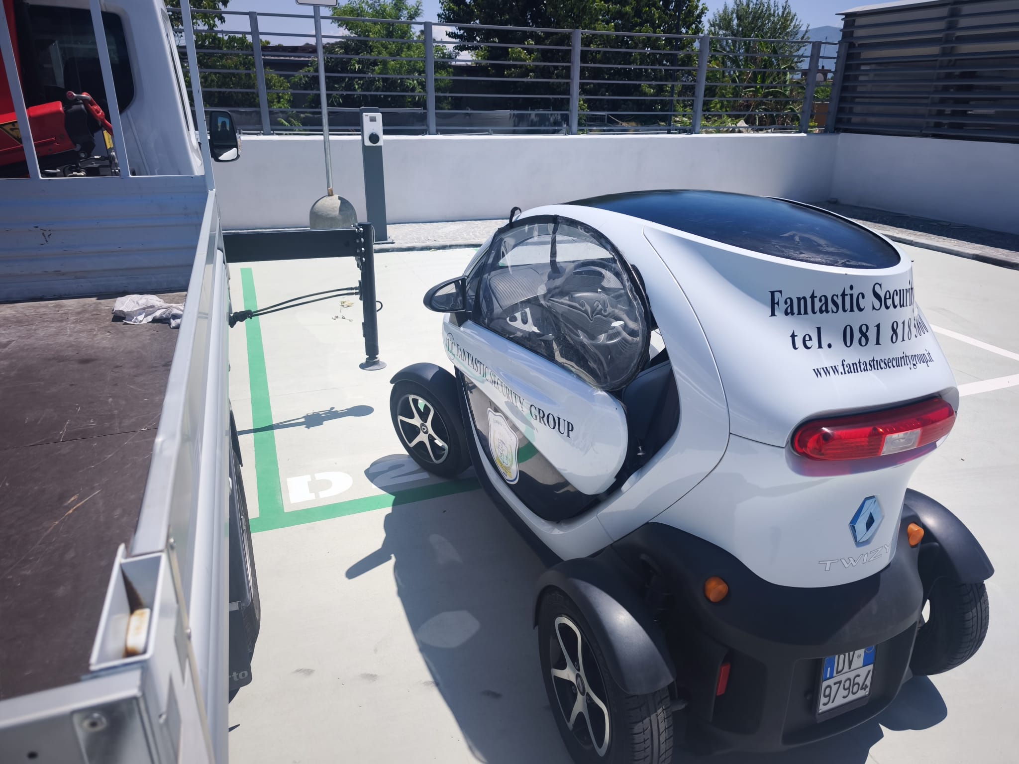 Veicolo Fantastic Security Group presso una struttura