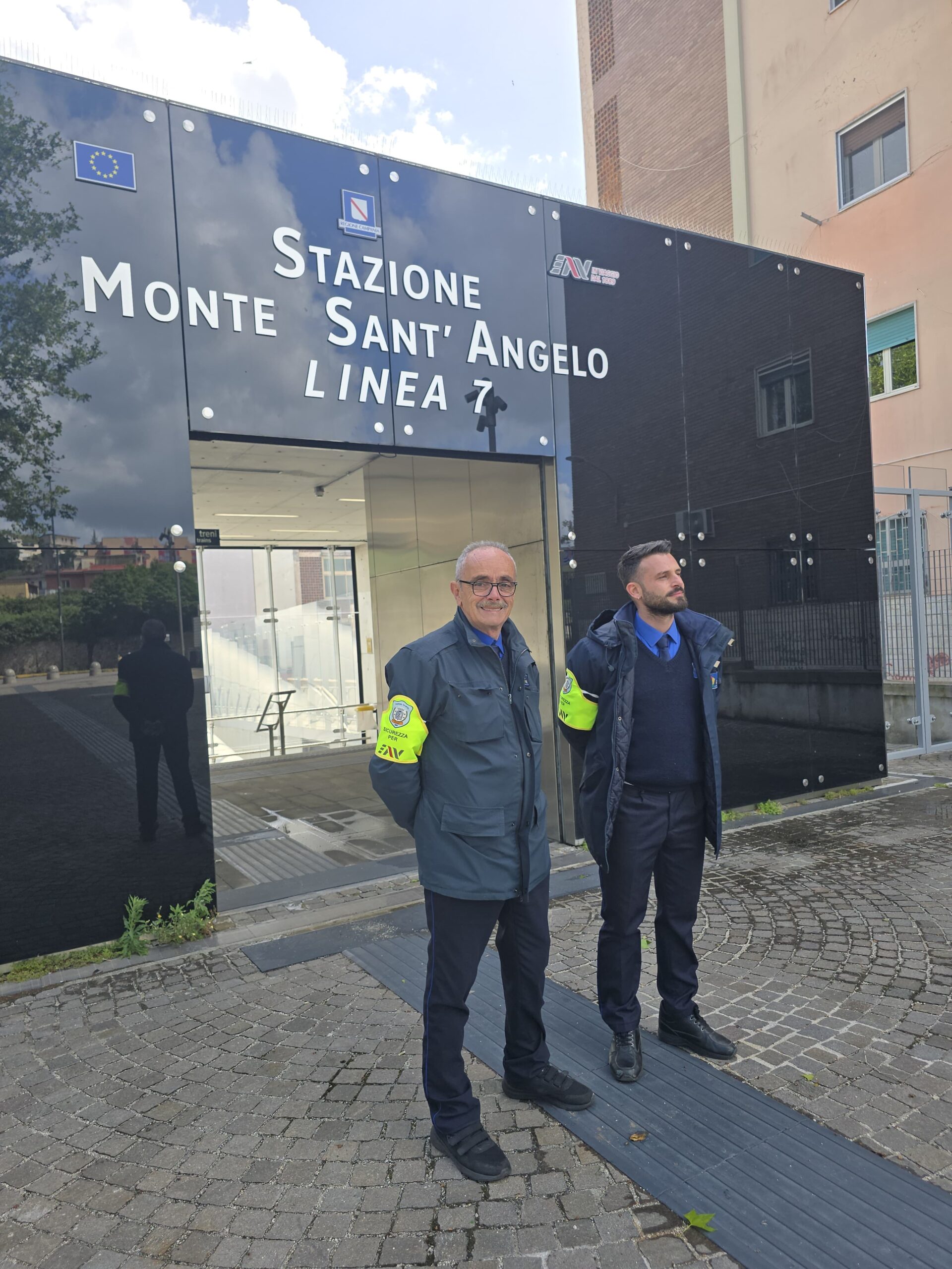 Operatori davanti alla stazione Monte Sant’Angelo