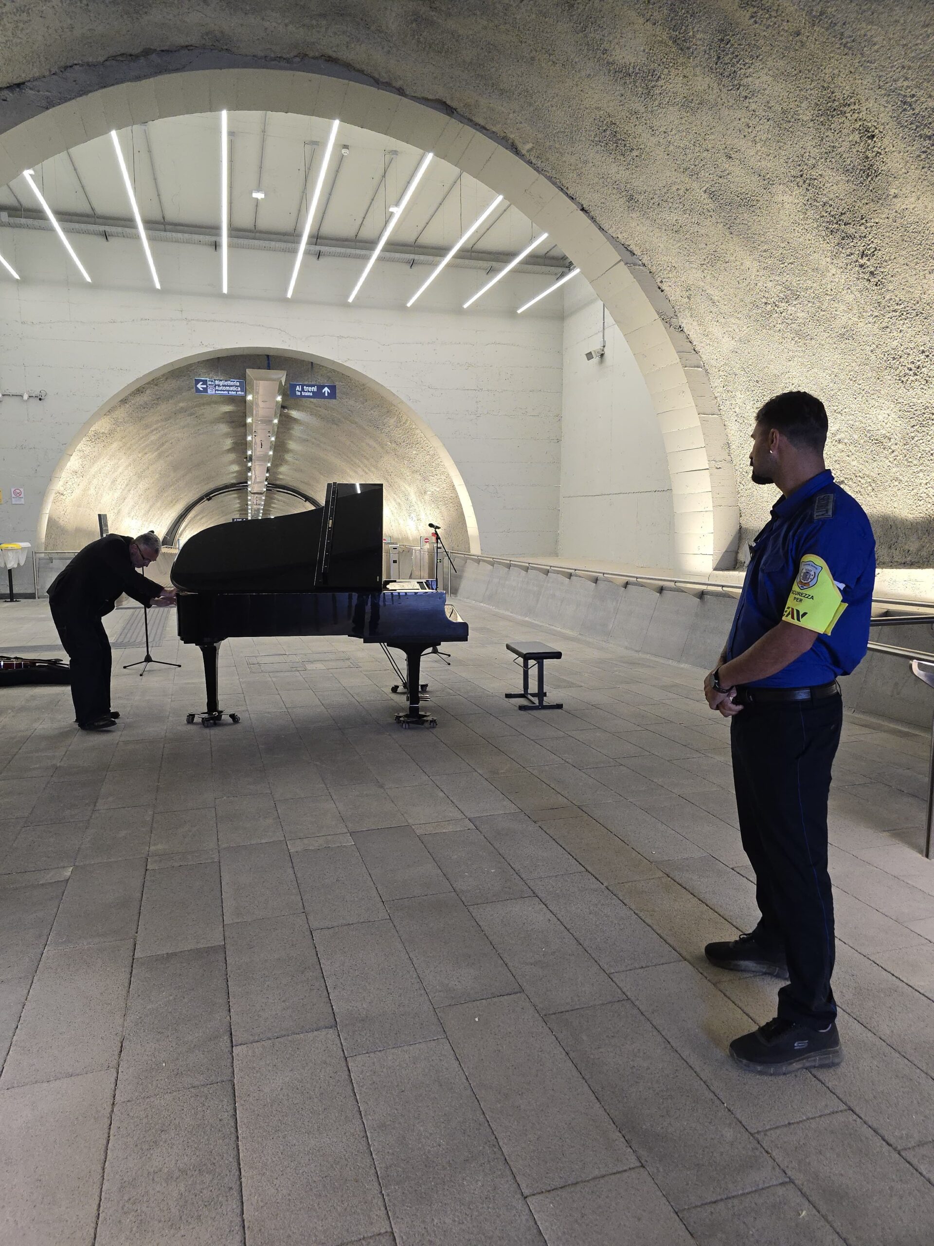 Operatori negli spazi interni della stazione