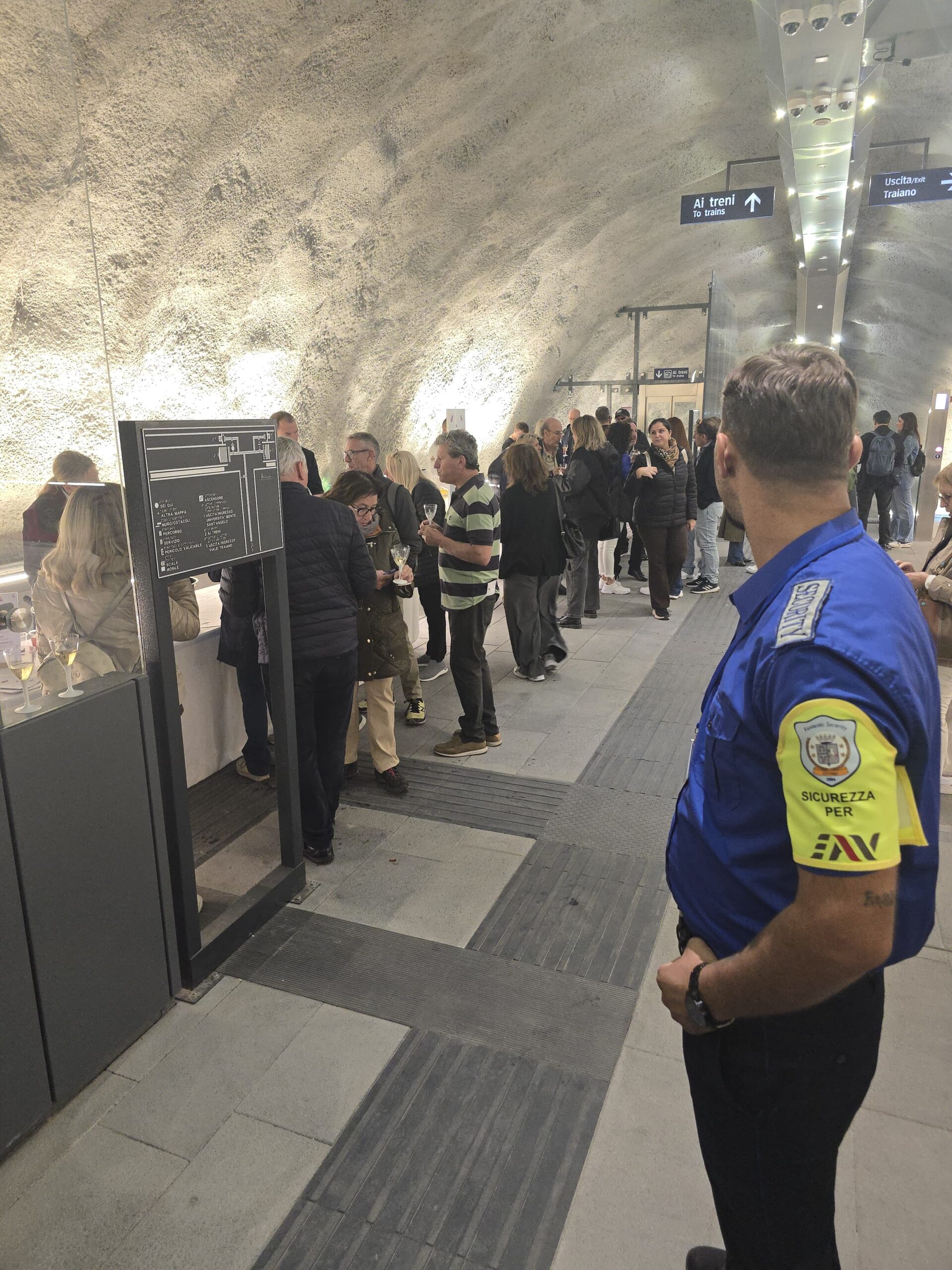 Operatore presso gli accessi della stazione
