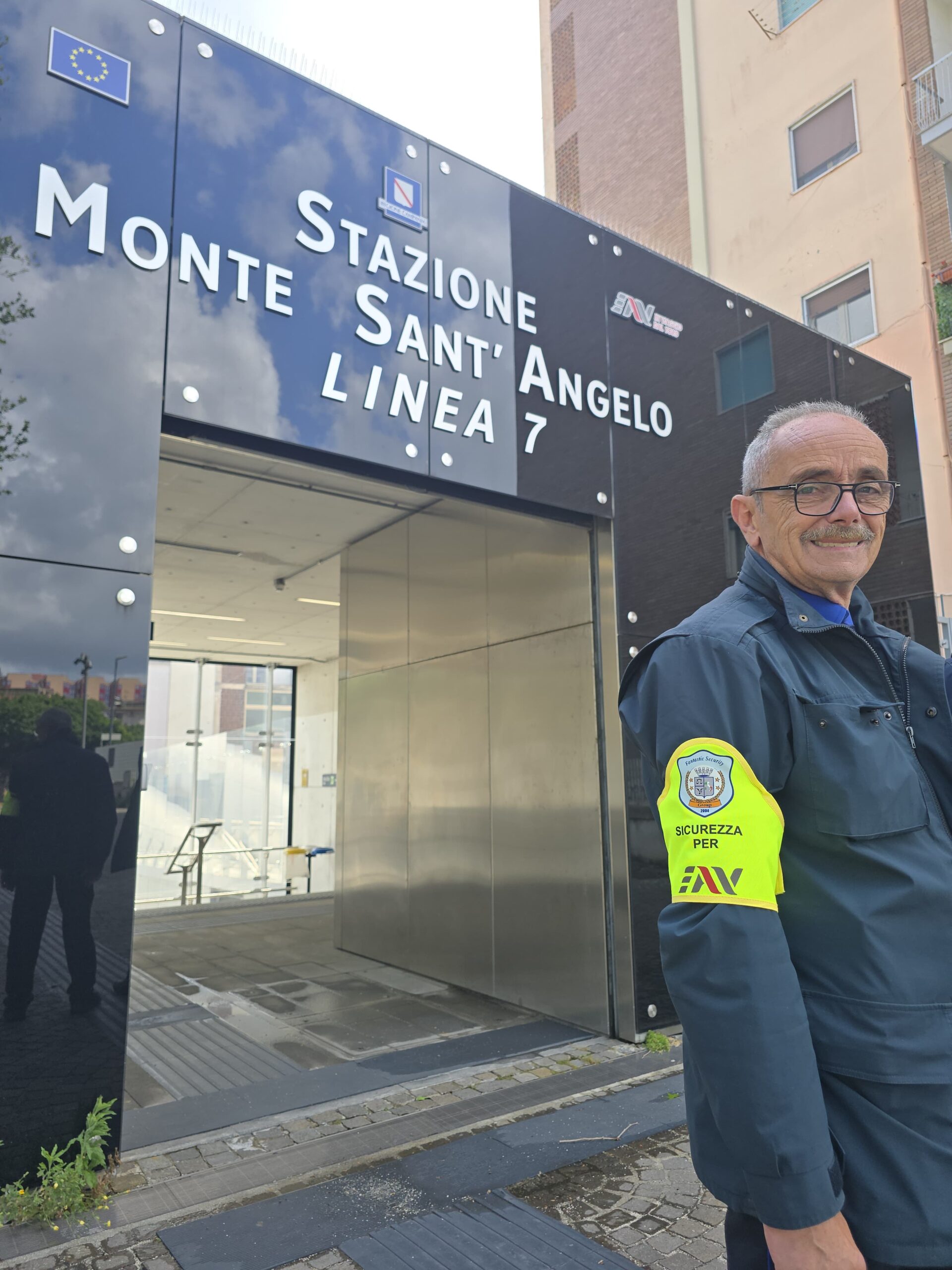 Operatore davanti alla stazione Monte Sant’Angelo