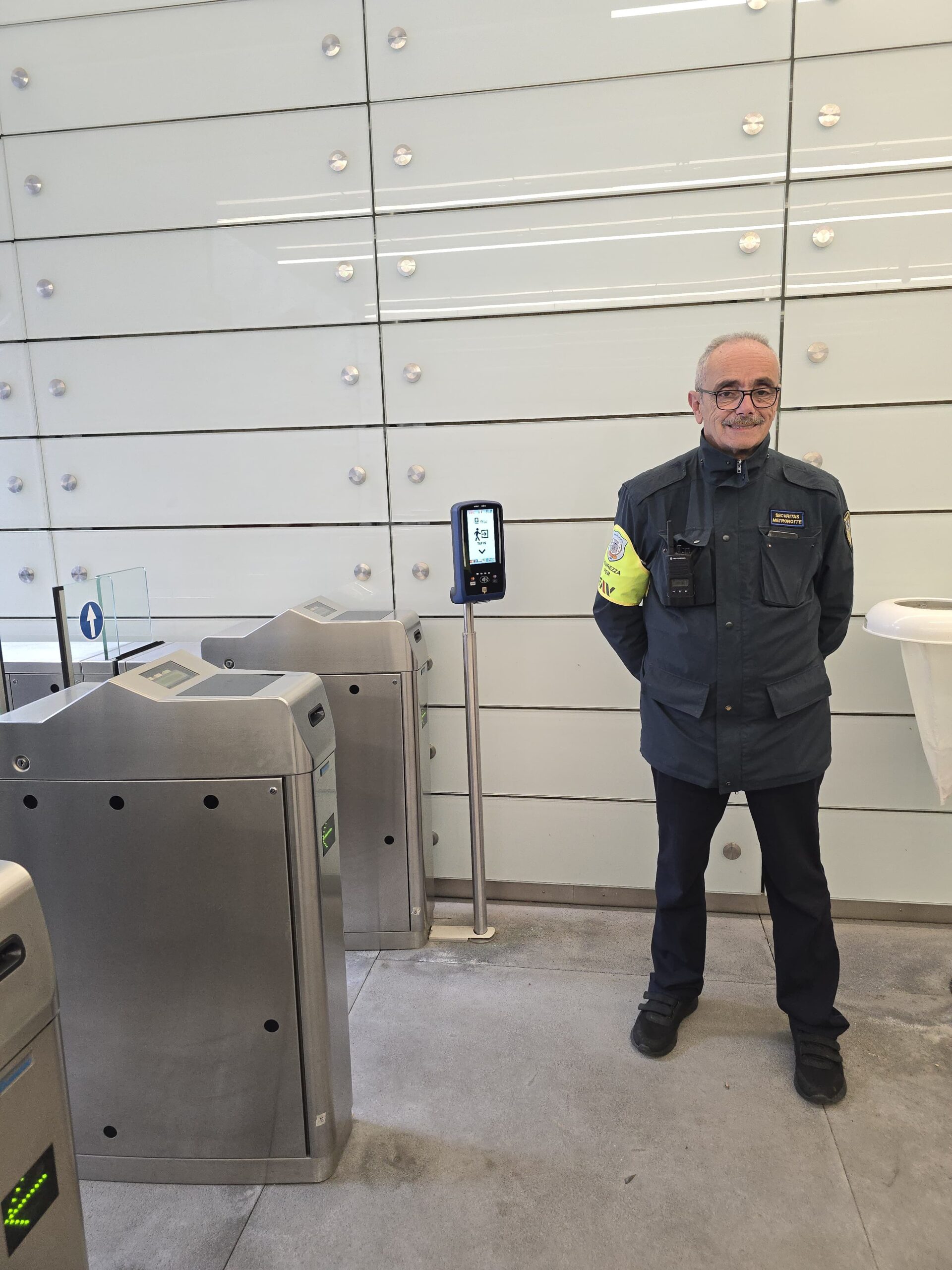 Operatore in servizio presso i tornelli di accesso