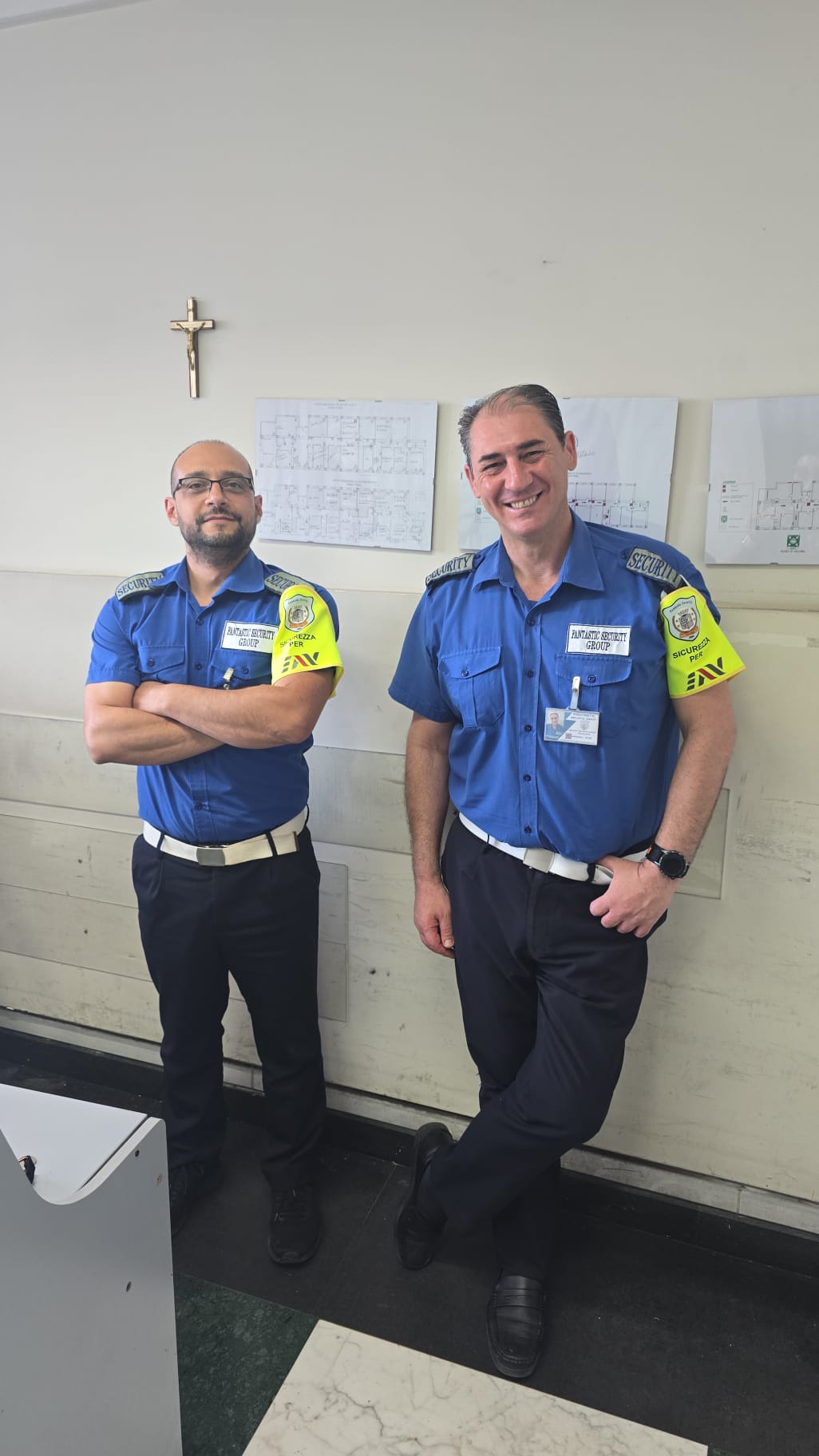 Due operatori in uniforme all’interno di una struttura
