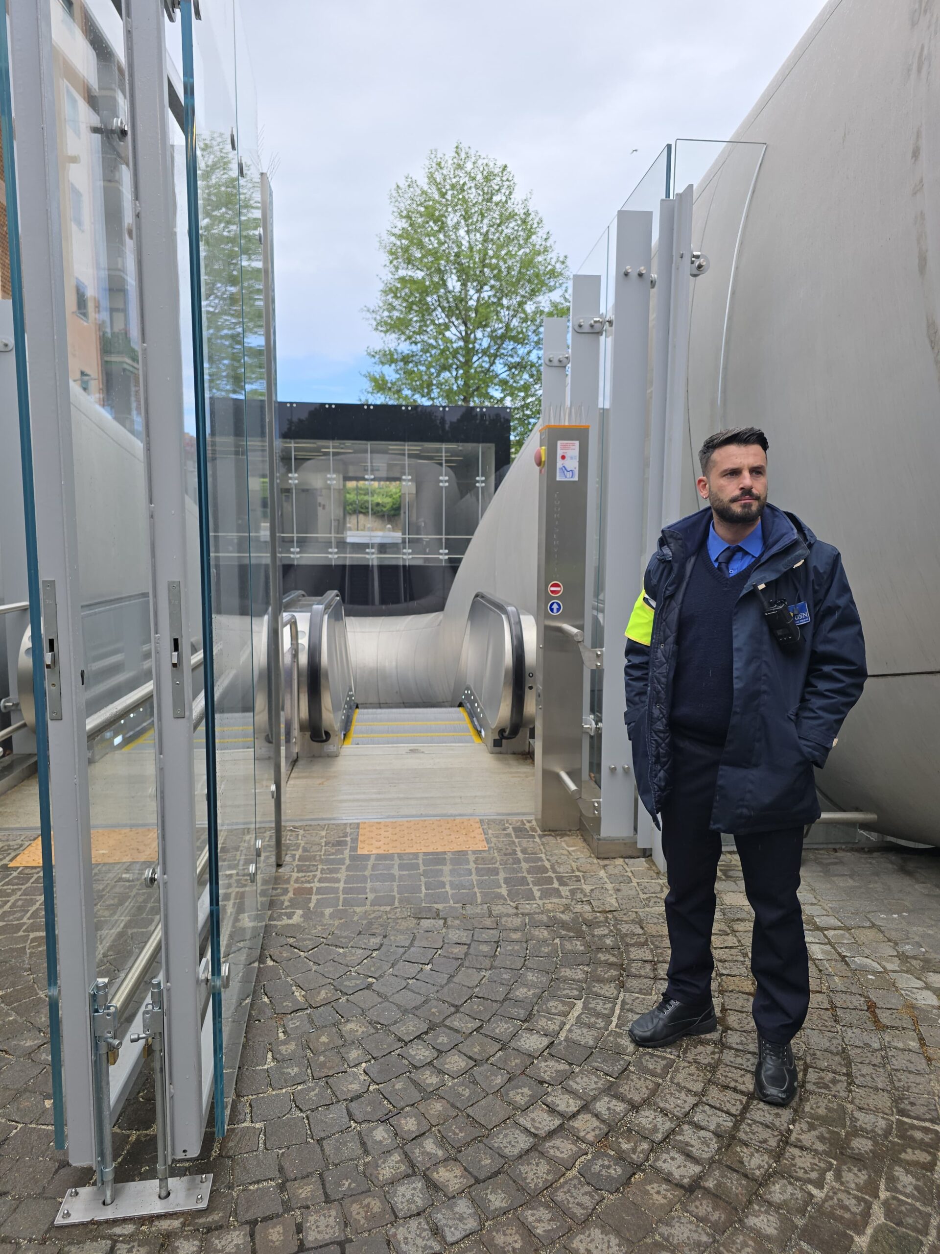 Operatore presso un ingresso esterno