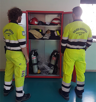 Operatori antincendio vicino alle attrezzature
